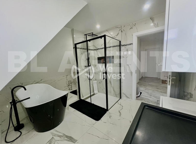 Maison - 221 m² - 7 pièces