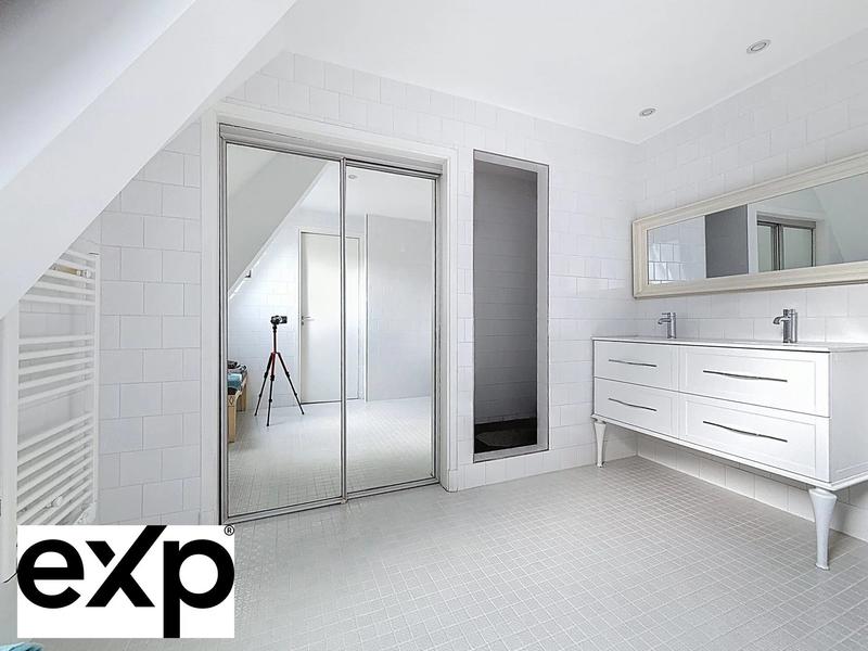 Maison - 1 032 m² - 18 pièces