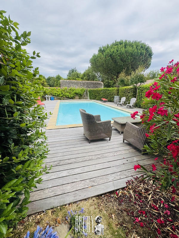 Maison - 318 m² - 9 pièces