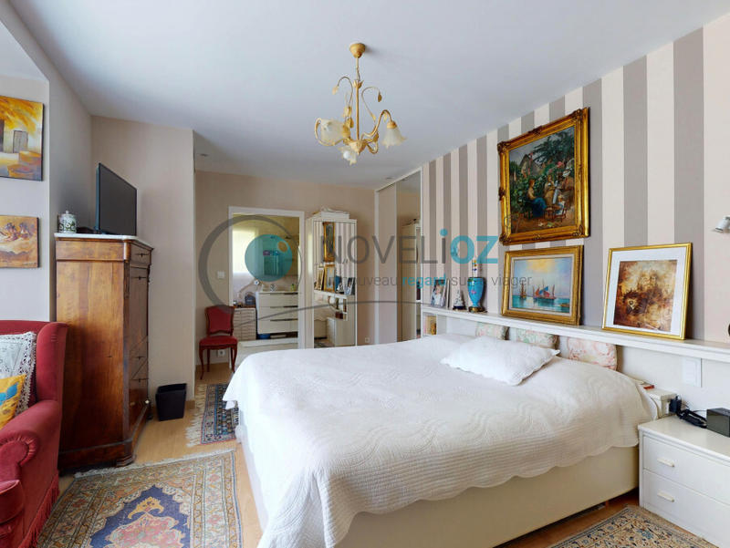 Maison - 225 m² - 9 pièces