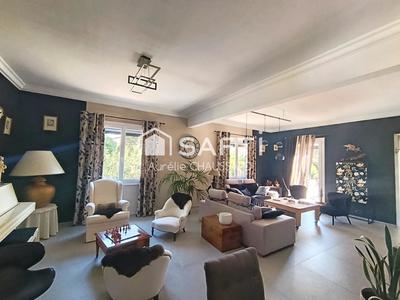 Maison - 220 m² - 7 pièces