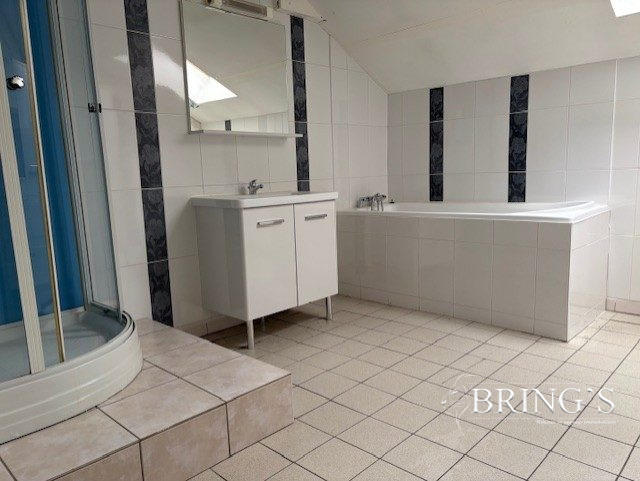 Maison - 240 m² - 9 pièces