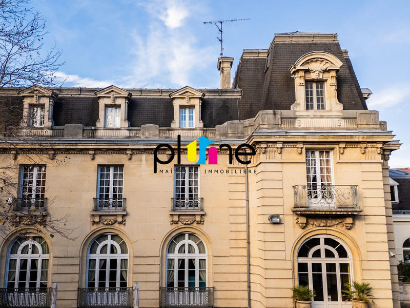 Maison - 973 m² - 17 pièces