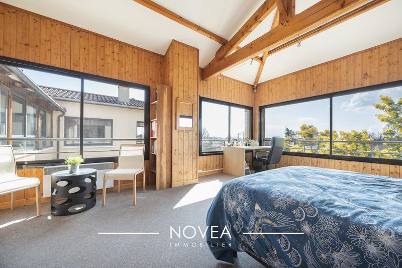 Maison - 242 m² - 10 pièces