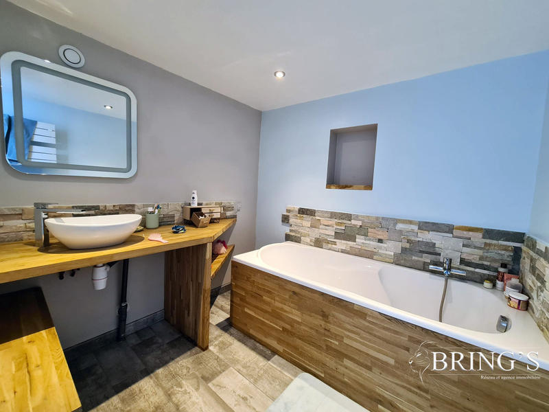 Maison - 202 m² - 8 pièces