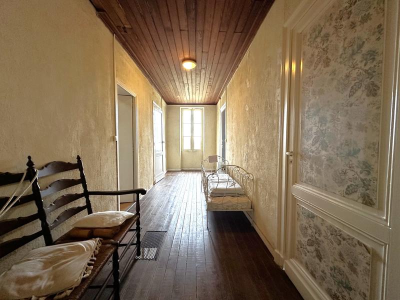 Maison traditionnelle - 243 m² - 8 pièces