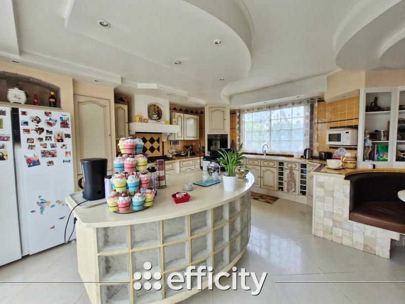 Maison - 242 m² - 6 pièces