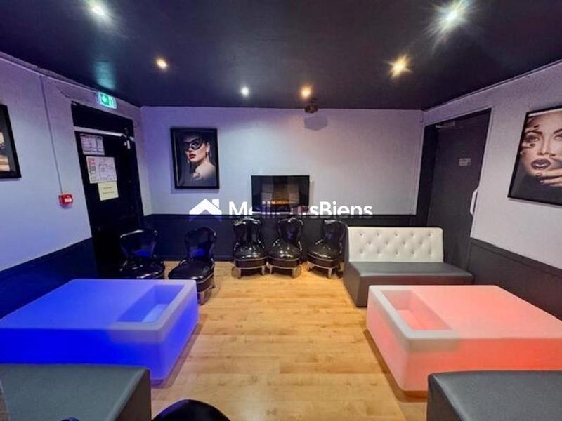 Magasins - 174 m² - 5 pièces