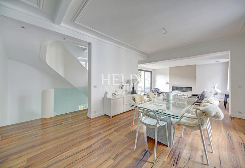 Maison - 250 m² - 8 pièces