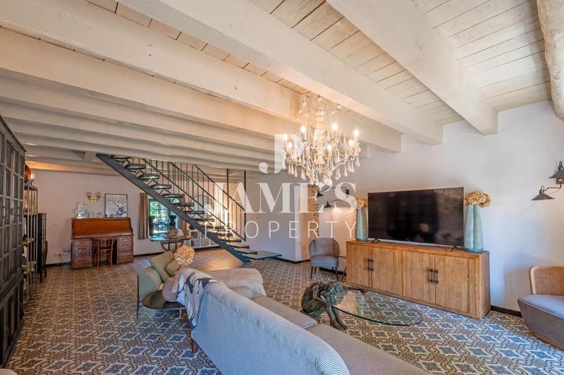 Maison - 420 m² - 8 pièces