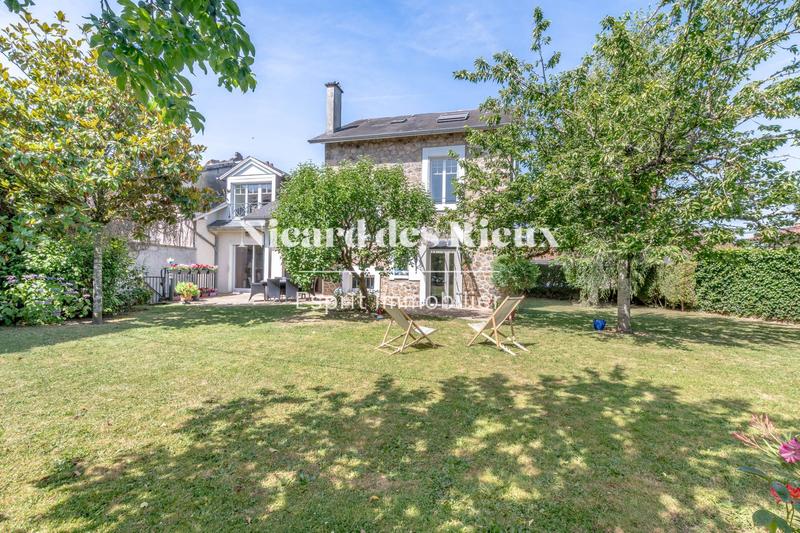 Maison - 210 m² - 8 pièces