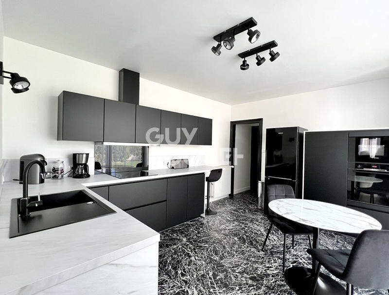 Maison - 273 m² - 10 pièces