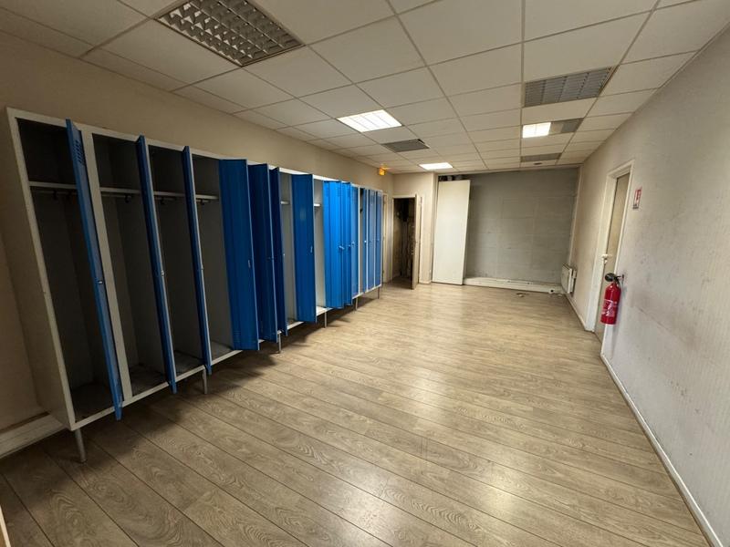 Entrepôt - 2 800 m² - 9 pièces