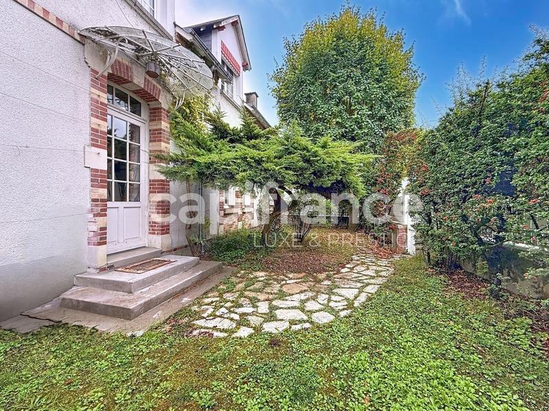 Maison - 305 m² - 9 pièces