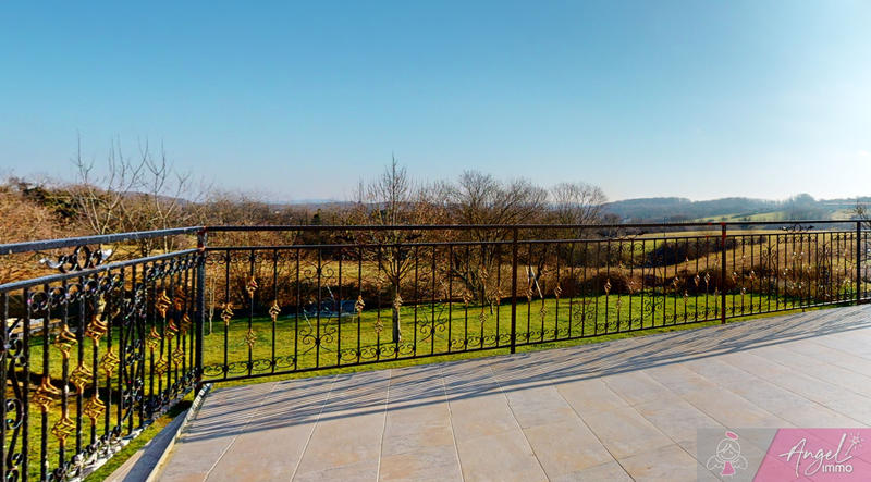 Maison - 227 m² - 9 pièces