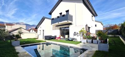 Maison - 93 m² - 4 pièces