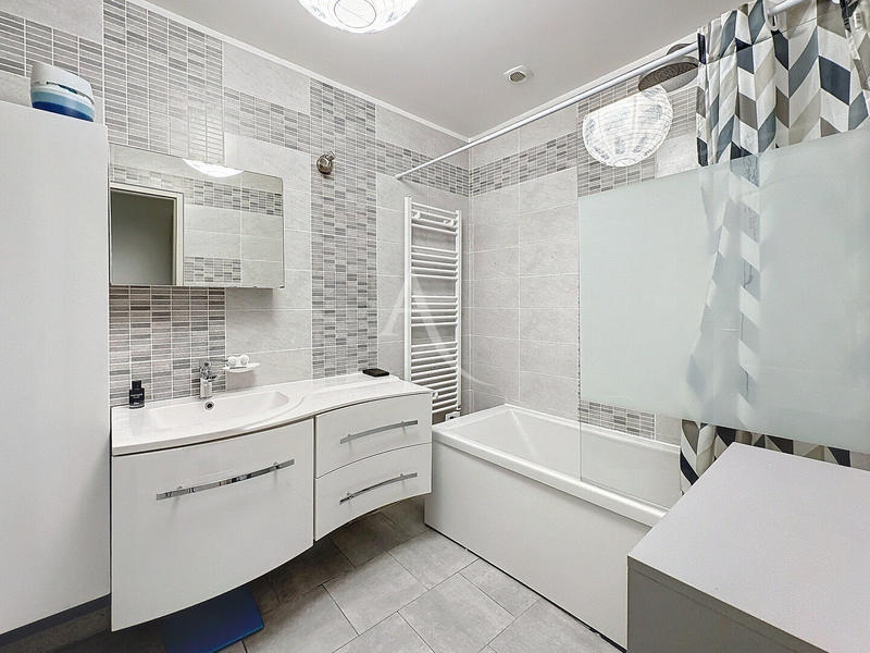 Maison - 225 m² - 8 pièces