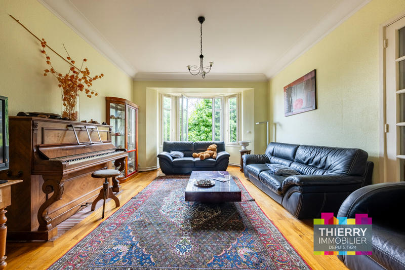 Maison - 238 m² - 8 pièces