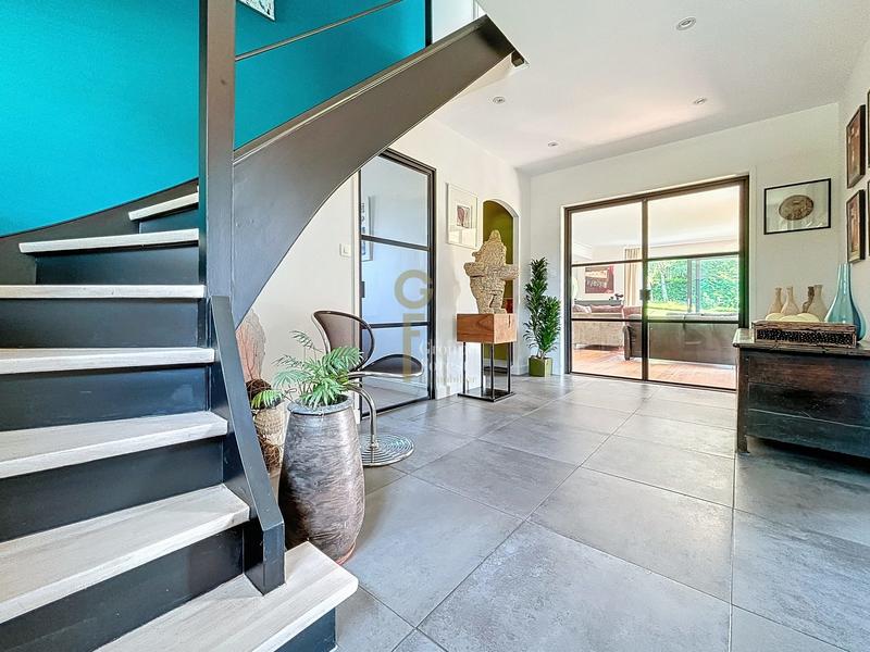 Maison - 312 m² - 9 pièces