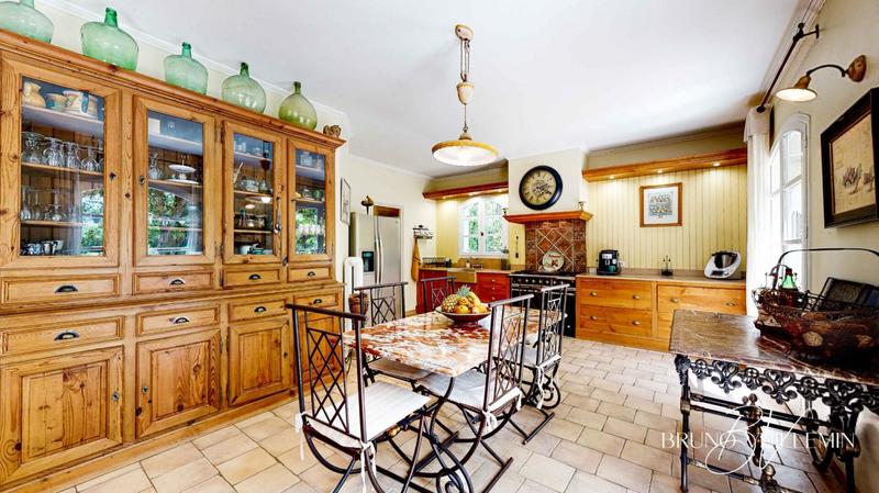 Maison - 206 m² - 8 pièces