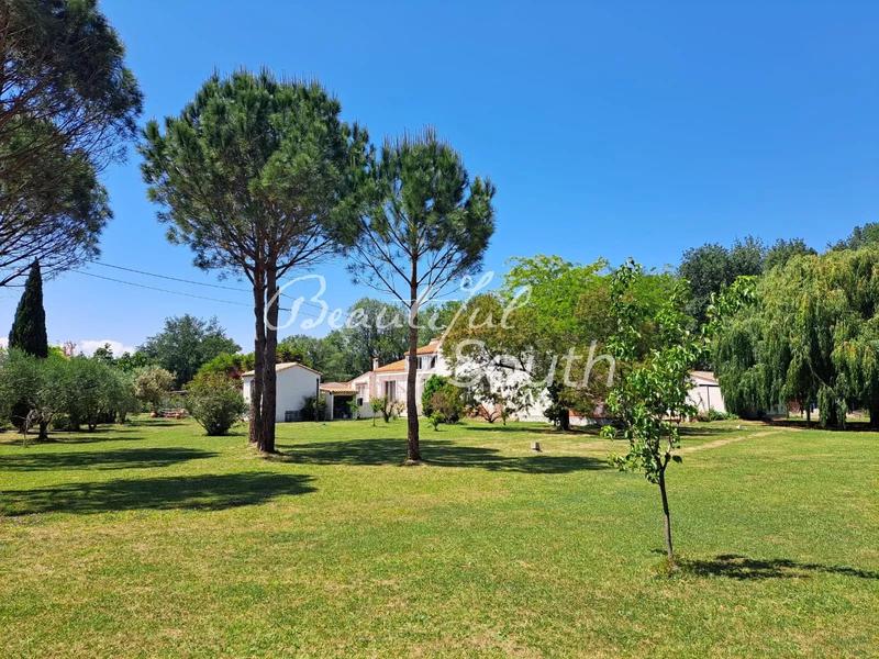 Mas - 350 m² - 10 pièces