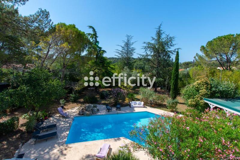 Maison - 230 m² - 6 pièces