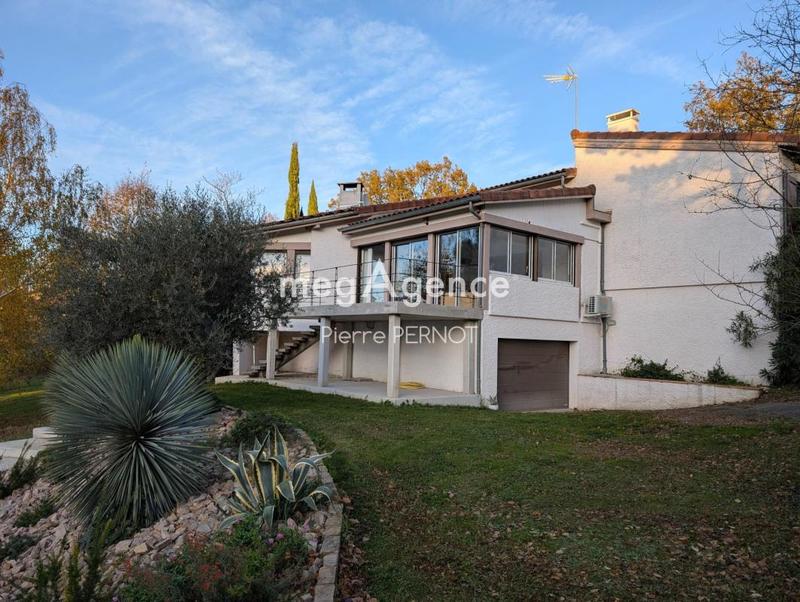 Maison - 240 m² - 8 pièces