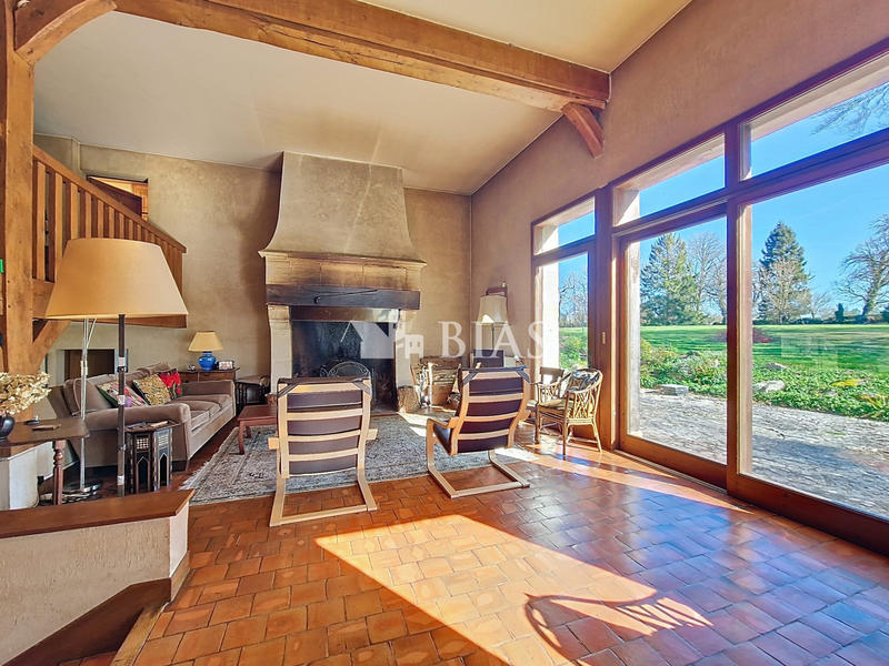 Maison traditionnelle - 247 m² - 10 pièces