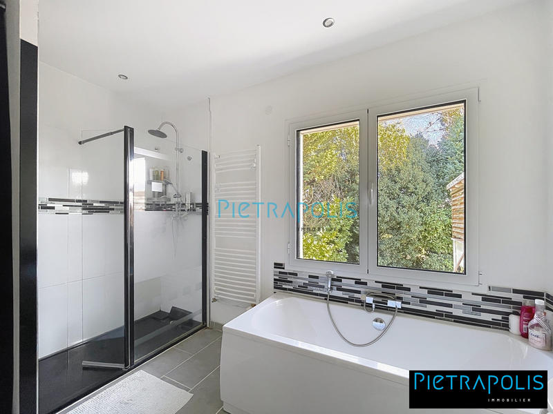 Villa - 222 m² - 6 pièces