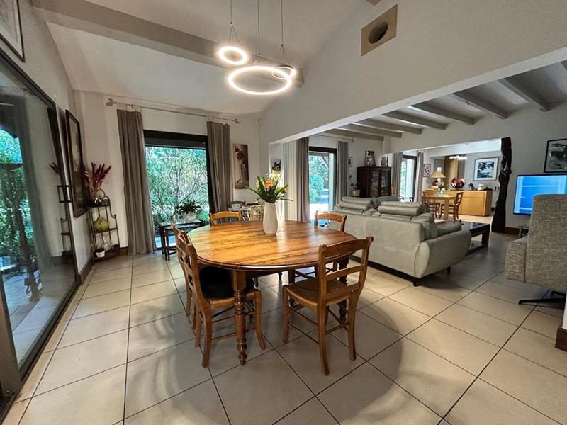 Propriété - 208 m² - 6 pièces