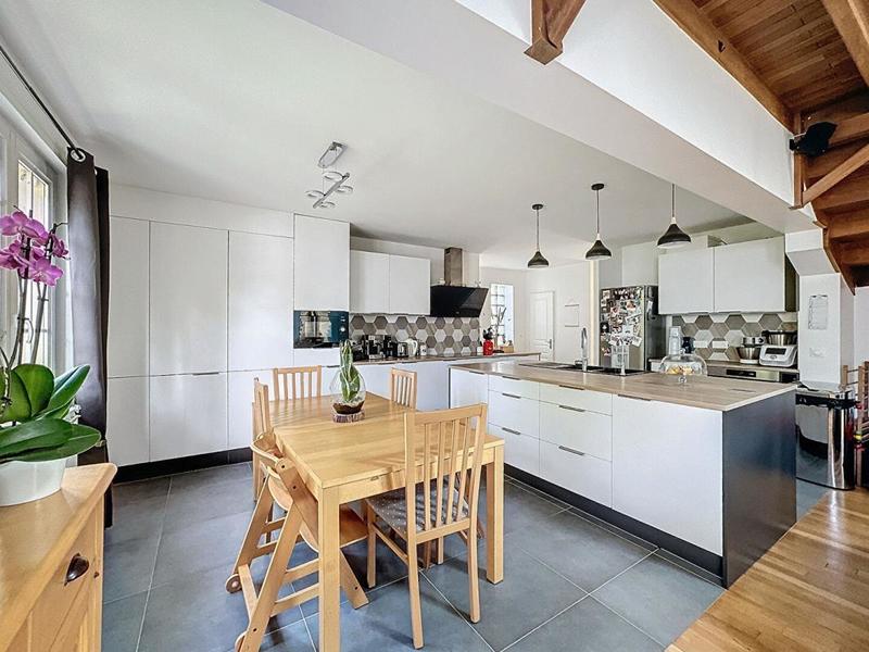 Maison - 247 m² - 8 pièces