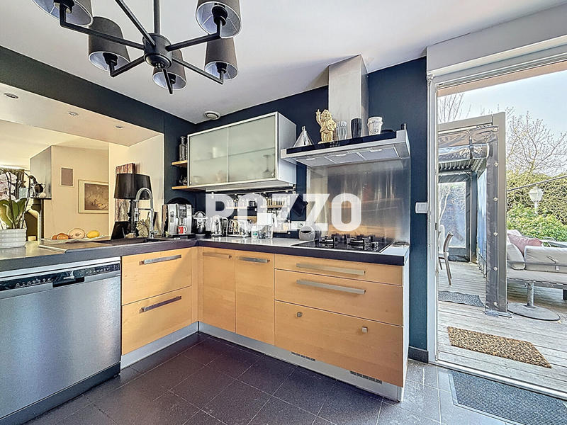 Maison - 220 m² - 8 pièces