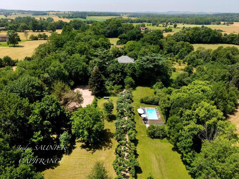 Demeure - 393 m² - 14 pièces