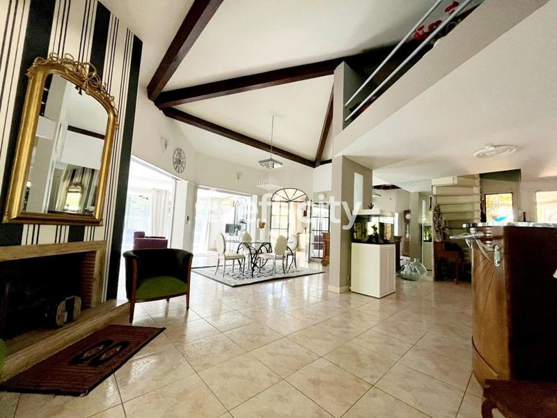 Maison - 220 m² - 7 pièces