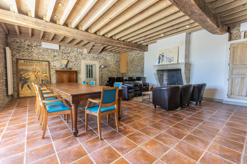 Propriété - 673 m² - 18 pièces