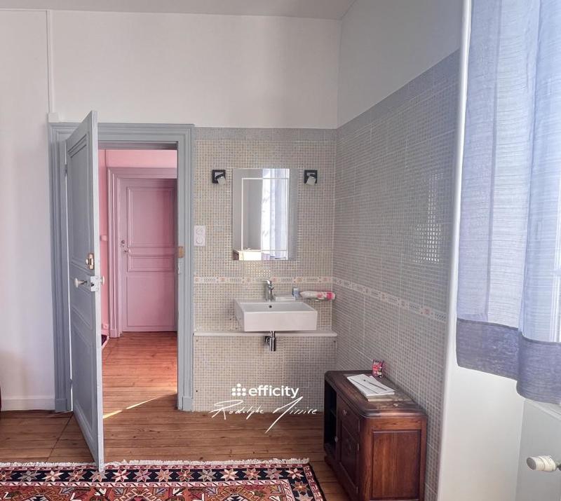 Maison - 240 m² - 8 pièces