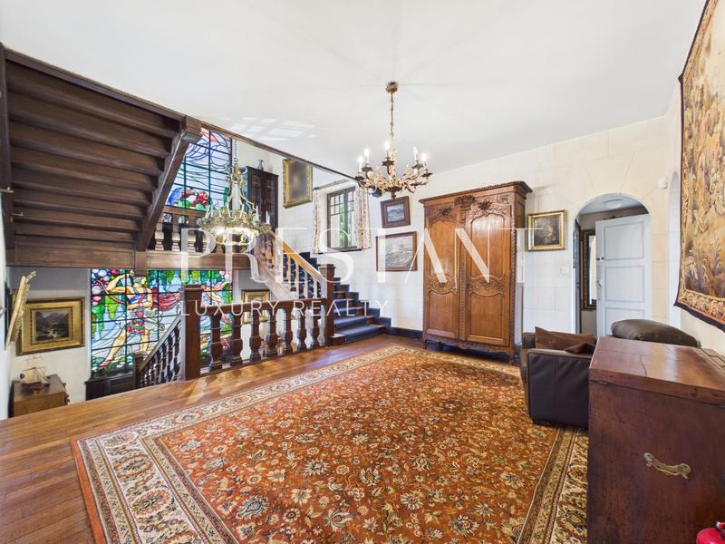 Maison - 470 m² - 15 pièces