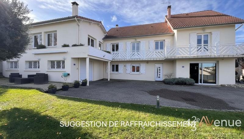 Maison - 263 m² - 9 pièces