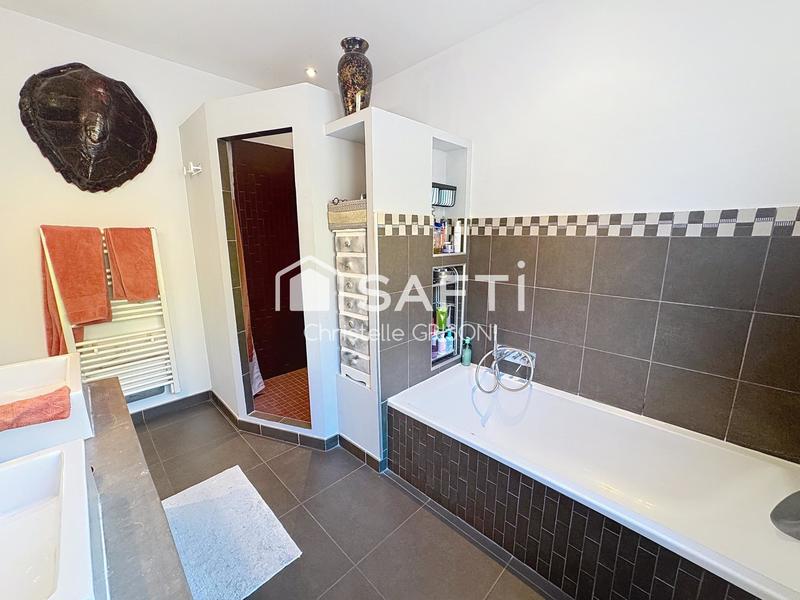 Maison - 220 m² - 5 pièces