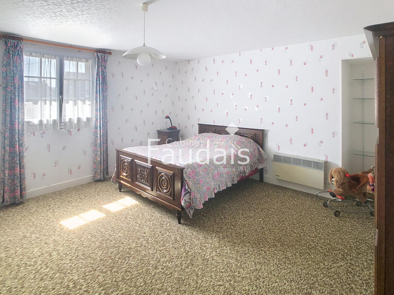 Maison - 240 m² - 9 pièces