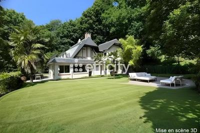 Villa - 220 m² - 8 pièces