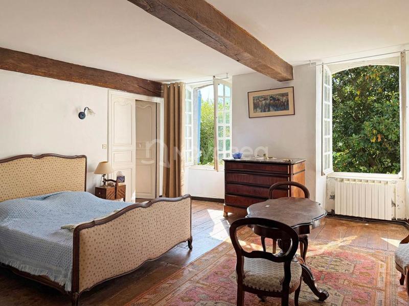 Maison - 325 m² - 8 pièces