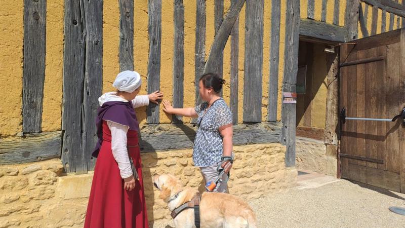 Les Étonnants Patrimoines  : le Moyen Âge sur le bout des doigts par Corine Vervaeke