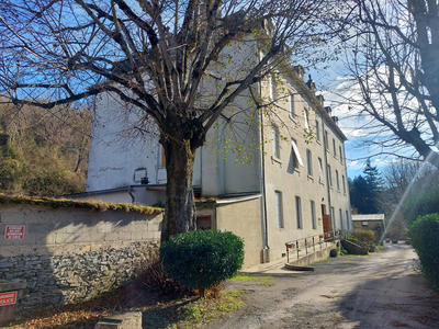 Maison - 1 083 m² - 44 pièces