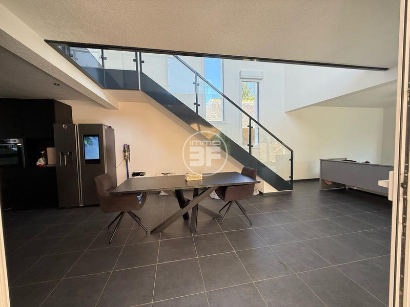 Maison - 250 m² - 7 pièces