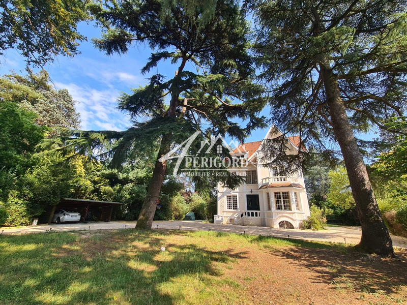 Maison - 250 m² - 10 pièces