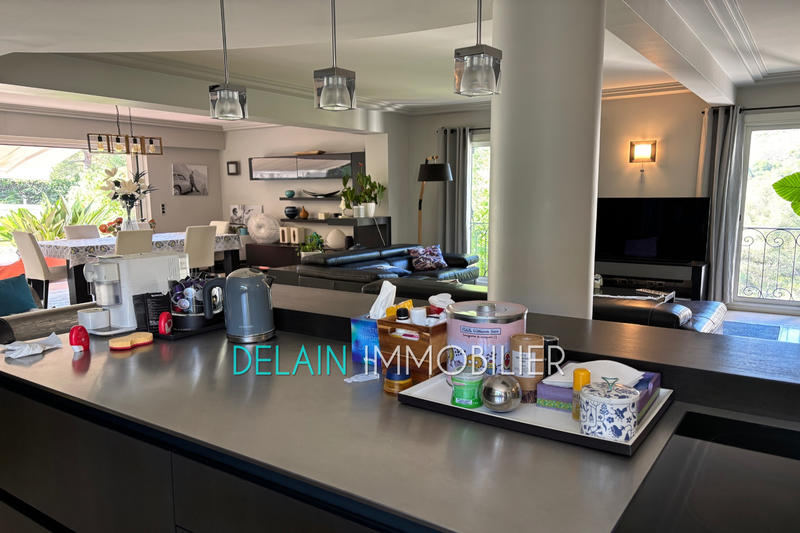 Maison - 275 m² - 8 pièces