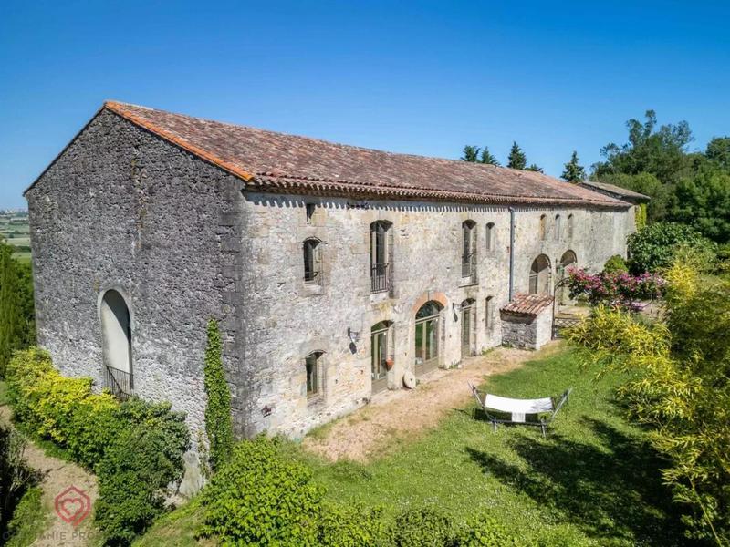 Corps de ferme - 700 m² - 17 pièces