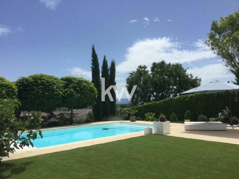 Maison - 227 m² - 8 pièces