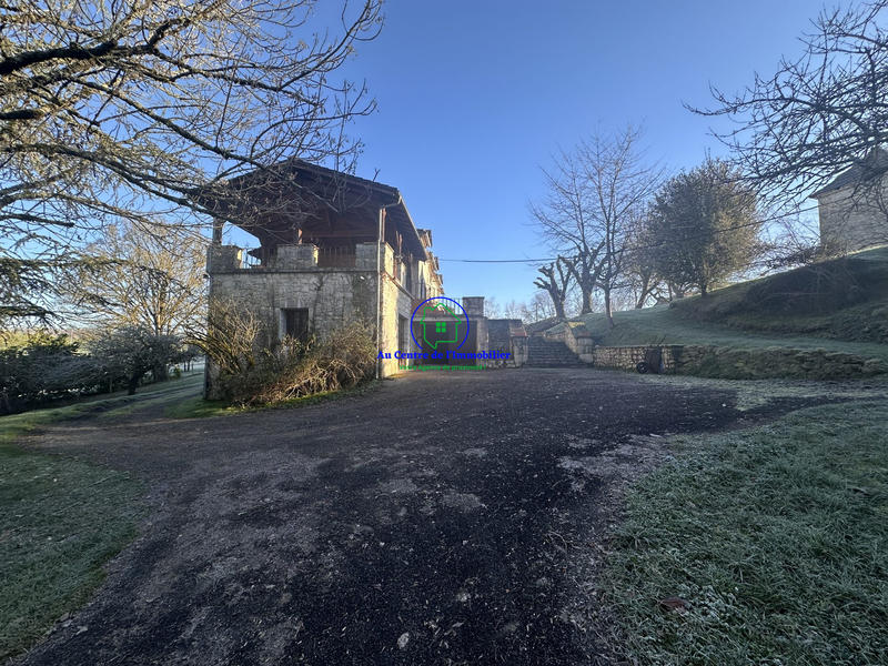 Maison - 230 m² - 8 pièces